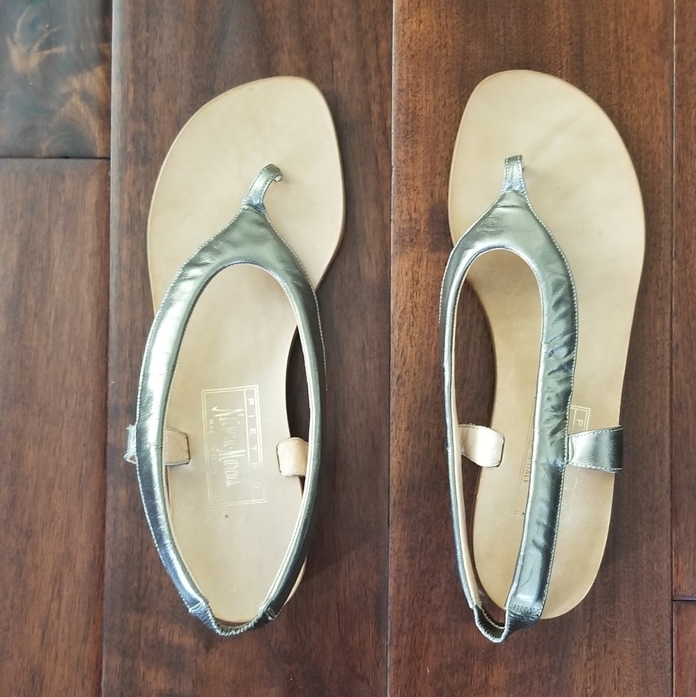 NEIMAN MARCUS Pietro Gold Metallic Leather Thong Sandals - Size 7